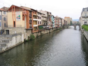 Agoût-floden i Castres med de gamle væverhuse.