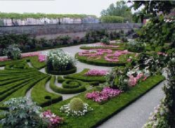 Der hører en fantastisk have til paladset! Den blev anlagt i 1700-tallet Altså i Louis XIV*s regeringstid!