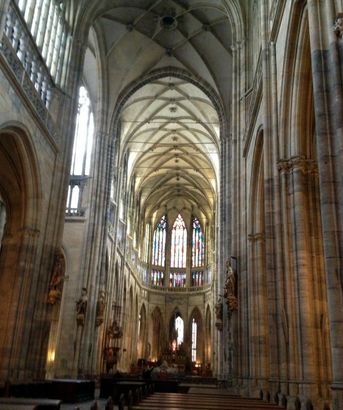 Koret i Skt. Vitus-katedralen. Svimlende hvælvinger med flot gotisk vindues-fletværk.